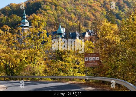 Blick auf das Palace Hotel im Herbst, Lillafüred, Ungarn Stockfoto