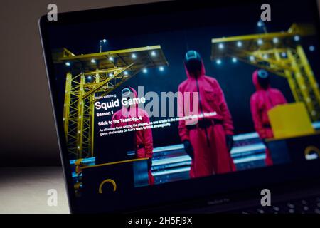 Mailand, Italien - 09. November 2021: Squid Game Netflix-Serie auf Laptop-Bildschirm, kreative Interpretation. Moody und einzigartiges Bild von der Netflix-Website. Stockfoto
