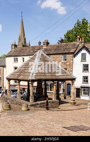 Das Market Cross aus dem 18. Jahrhundert wurde auf dem Platz der Upland Pennines-Stadt Alston, Cumbria UK, erbaut Stockfoto