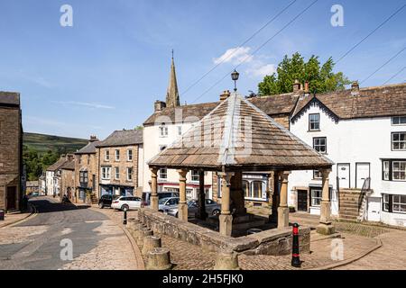 Das Market Cross aus dem 18. Jahrhundert wurde auf dem Platz der Upland Pennines-Stadt Alston, Cumbria UK, erbaut Stockfoto