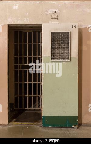 D-Block „dunkle Zelle“ Eingang im Gefängnis Alcatraz, verwendet für Einzelhaft, bekannt als Special Treatment Unit (S.T.U.). Stockfoto