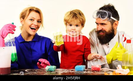 Reinigungszeit zu Hause. Mutter Vater und Sohn mit Reinigungsmitteln. Familie reinigt zusammen mit Reinigungsspray. Stockfoto