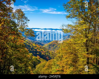 Wolken im Tal von der neu entdeckten Gap Road im Great Smoky Mountains National Park in North Carolina Stockfoto