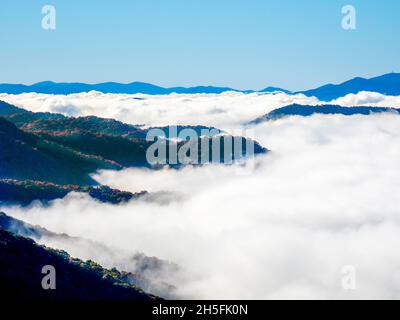 Wolken im Tal von der neu entdeckten Gap Road im Great Smoky Mountains National Park in North Carolina Stockfoto