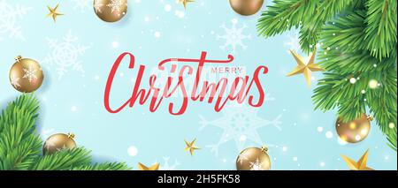 Frohe Weihnachten Hand Schriftzug Textkarte. Realistischer Kiefernzweig mit goldenen Sternen, Kugeln auf schwarzem Holzhintergrund. Stock Vektor