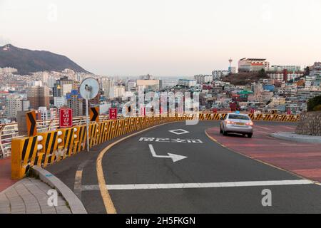 Busan, Südkorea - 13. März 2018: Stadtbild von Busan, Straßenansicht mit Autos Stockfoto