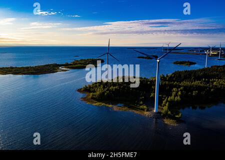 Windräder aus der Luft | Luftbilder von Windrädern in Finnland | Windkraftanlage von oben Stockfoto