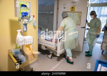 Jesenice, Slowenien. November 2021. Medizinisches Personal transportiert einen Patienten auf der Intensivstation COVID19 eines Krankenhauses in Jesenice.Slowenien steht vor einem drastischen Anstieg der COVID-19-Infektionen, die die Gesundheitsversorgung des Landes bis zum Rand des Zusammenbruchs überwältigten. Kredit: SOPA Images Limited/Alamy Live Nachrichten Stockfoto