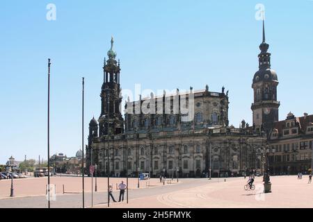 DRESDEN, DEUTSCHLAND - 27. APRIL 2012: Dies ist eines der architektonischen Wahrzeichen der Stadt, die katholische Hofkirche. Stockfoto