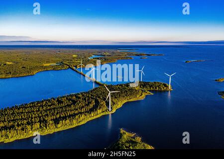 Windräder aus der Luft | Luftbilder von Windrädern in Finnland | Windkraftanlage von oben Stockfoto