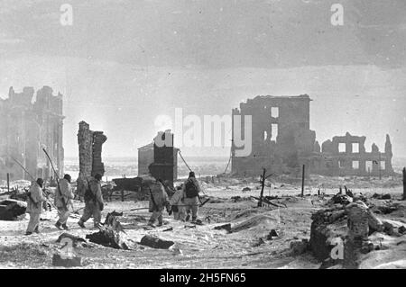 STALINGRAD, RUSSLAND - 02. Februar 1943 - Soldaten der Roten Armee in den Ruinen von Stalingrad, Russland, kurz nach dem Ende der Schlacht von Stalingrad. Einer von Stockfoto