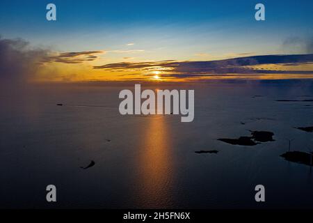 Windräder aus der Luft | Luftbilder von Windrädern in Finnland | Windkraftanlage von oben Stockfoto