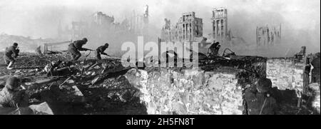 STALINGRAD, RUSSLAND - 1-2. Februar 1943 - Soldaten der Roten Armee starten während der Schlacht von Stalingrad einen Angriff auf deutsche Stellungen in Stalingrad, Russland. Stockfoto