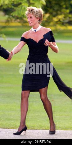 London, England. Juni 1994. Prinzessin Diana, in einem von Christina Stambolian in Auftrag gegebenen Kleid, nimmt an der Vanity Fair-Party in der Serpentine Gallery Teil, an dem Prinz Charles sein berüchtigtes Ehebruch im Fernsehen gesteht hat. Das atemberaubende schwarze Kleid wurde in London, England, als „Revenge Dress“ bekannt. Kredit: Anwar Hussein Stockfoto