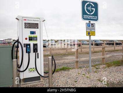 Ladestation für Elektroautos auf der Autobahn am Ende von Land in Cornwall, Großbritannien Stockfoto