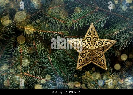 Weihnachtskonzept aus Tannenzweigen mit Stern. Draufsicht. Stockfoto