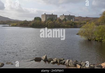 Stillgelegtes Kernkraftwerk Trawsfynydd im Snowdonia National Park in Gwynedd, Wales, Großbritannien Stockfoto