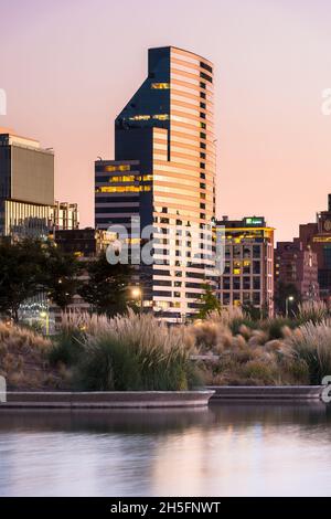 Santiago de Chile, Region Metropolitana, Chile - Teich im Bicentennial Park im wohlhabenden Vitacura-Viertel und Skyline des Gebäudes Stockfoto