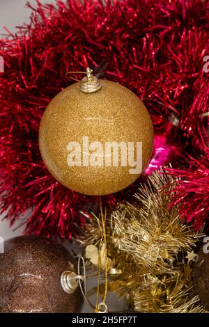 Weihnachten Hintergrund. Weihnachtsbaumschmuck, Kugeln und Weihnachtsschmuck auf einem weißen Tisch. Draufsicht mit Kopierbereich. Stockfoto