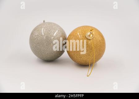 Goldene und silberne weihnachtskugeln isoliert auf weißem Hintergrund. Stockfoto