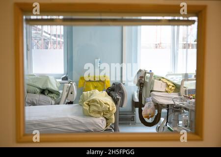 Jesenice, Slowenien. November 2021. Das Innere der covid19-Intensivstation, die durch ein Fenster in einem Krankenhaus in Jesenice gesehen wird.Slowenien steht vor einem drastischen Anstieg der COVID-19-Infektionen, die die Gesundheitsversorgung des Landes bis zum Rand des Zusammenbruchs überwältigten. (Foto: Luka Dakskobler/SOPA Images/Sipa USA) Quelle: SIPA USA/Alamy Live News Stockfoto