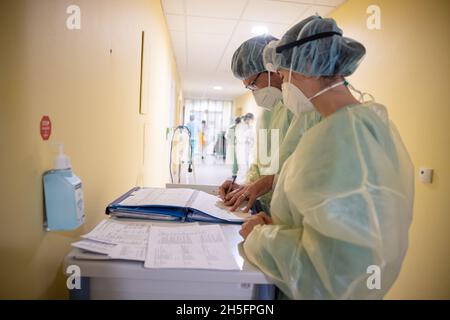 Jesenice, Slowenien. November 2021. Medizinisches Personal auf der COVID-Intensivstation eines Krankenhauses in Jesenice.Slowenien steht vor einem drastischen Anstieg der COVID-19-Infektionen, die die Gesundheitsversorgung des Landes bis an den Rand des Zusammenbruchs überforderten. (Foto: Luka Dakskobler/SOPA Images/Sipa USA) Quelle: SIPA USA/Alamy Live News Stockfoto