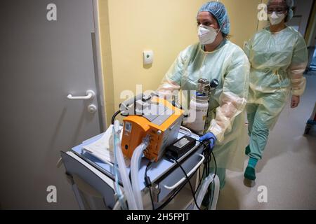 Jesenice, Slowenien. November 2021. Medizinisches Personal transportiert einen Ventilator auf der COVID Intensivstation eines Krankenhauses in Jesenice, Slowenien. Slowenien steht vor einem drastischen Anstieg der COVID-19-Infektionen, die die Gesundheitsversorgung des Landes bis zum Rande des Zusammenbruchs überforderten. (Foto: Luka Dakskobler/SOPA Images/Sipa USA) Quelle: SIPA USA/Alamy Live News Stockfoto