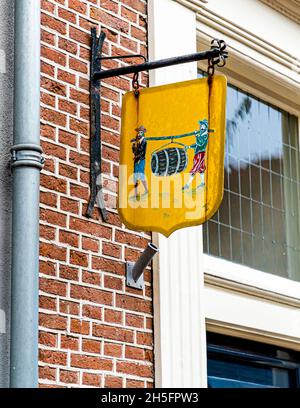 Nasenmodul mit Brauereischild auf einem Geschäftsgebäude in Doesburg, Niederlande Stockfoto