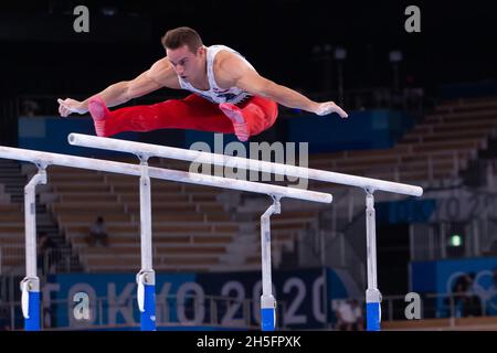 Tokio, Japan. Juli 2021. Samuel Mikulak aus den Vereinigten Staaten tritt während der Olympischen Spiele 2020 in Tokio im Ariake Gymnastik Center in Tokio, Japan, an parallelen Takten auf. Daniel Lea/CSM}. Kredit: csm/Alamy Live Nachrichten Stockfoto