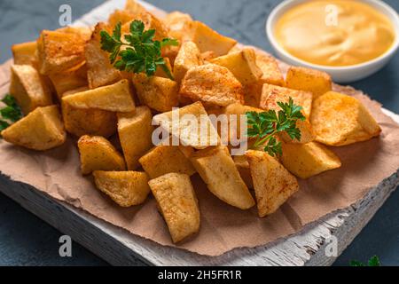 Patatas Bravas aus der Nähe, traditioneller spanischer Snack, Tapas. Gebratene Kartoffeln mit Gewürzen. Stockfoto