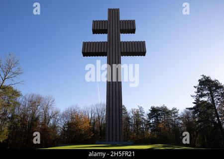Croix de Lorraine bei einer Zeremonie am Denkmal des verstorbenen französischen Präsidenten Charles de Gaulle, wo er vor 51 Jahren im nordöstlichen französischen Dorf Colombey-les-Deux-Eglises am 9. November 2021 begraben wurde. Foto von Raphael Lafargue/ABACAPRESS.COM Stockfoto