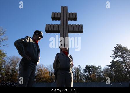 Croix de Lorraine bei einer Zeremonie am Denkmal des verstorbenen französischen Präsidenten Charles de Gaulle, wo er vor 51 Jahren im nordöstlichen französischen Dorf Colombey-les-Deux-Eglises am 9. November 2021 begraben wurde. Foto von Raphael Lafargue/ABACAPRESS.COM Stockfoto