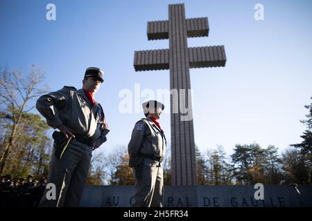 Croix de Lorraine bei einer Zeremonie am Denkmal des verstorbenen französischen Präsidenten Charles de Gaulle, wo er vor 51 Jahren im nordöstlichen französischen Dorf Colombey-les-Deux-Eglises am 9. November 2021 begraben wurde. Foto von Raphael Lafargue/ABACAPRESS.COM Stockfoto