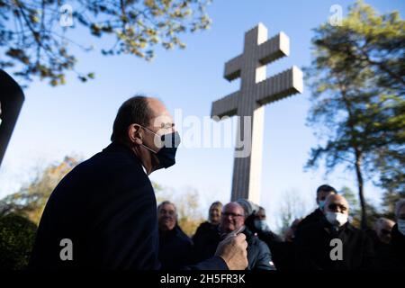 Der französische Premierminister Jean Castex nimmt an einer Zeremonie am Denkmal für den verstorbenen französischen Präsidenten Charles de Gaulle Teil, wo er am 9. November 2021 im nordöstlichen französischen Dorf Colombey-les-Deux-Eglises starb und vor 51 Jahren begraben wurde. Foto von Raphael Lafargue/ABACAPRESS.COM Stockfoto
