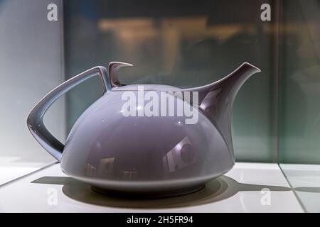 TAC Gropius Teekanne im Lalique Museum Doesburg, Niederlande Stockfoto