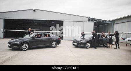 Professionelle bewaffnete Team von weiblichen und männlichen Bodyguards schützen Prominenten Person in der Auto-Limousine. Sicherheitsschutz für Bodyguard und VIP-Personen. Bekennen Stockfoto