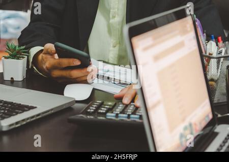 Geschäftsleute verwenden einen Rechner und Geschäftsdokumente Jahresabschlüsse und Marketing bei Meetings. Stockfoto