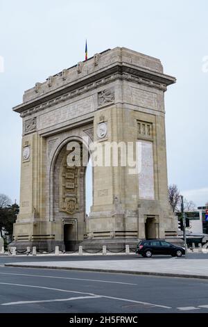 Bukarest, Rumänien, 17. April 2021: Arcul de Triumph (Triumphbogen) ist ein Triumphbogen und Wahrzeichen, der sich im nördlichen Teil der Stadt befindet Stockfoto