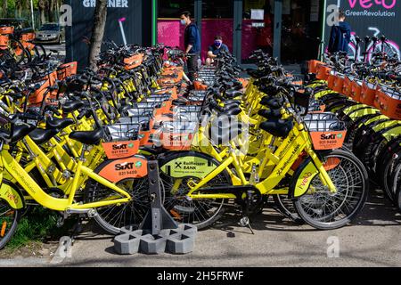 Bukarest, Rumänien, 24. April 2021: Öffentliche Fahrrad-Sharing-Fahrräder von iVelo, Sixt und Raiffeisen Bank in einer Anlegestelle, die zur Miete zur Verfügung stehen Stockfoto