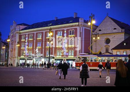 Außenansicht des Einkaufszentrums Palladium. Dieses Einkaufszentrum ist eines der größten in der Tschechischen Republik. PRAG, TSCHECHISCHE REPUBLIK, OKTOBER 2021 Stockfoto