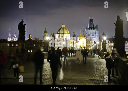 Die Karlsbrücke bei Nacht ist eine beliebte Touristenattraktion in Prag. PRAG, TSCHECHISCHE REPUBLIK, OKTOBER 2021 Stockfoto