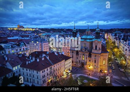 Prag von oben gesehen. Prag, TSCHECHISCHE REPUBLIK, OKTOBER 2021 Stockfoto