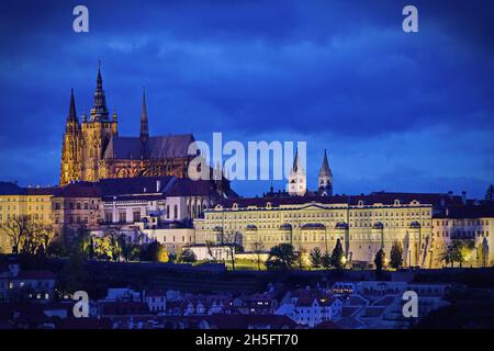 Prager Burg bei Einbruch der Dunkelheit, Blick vom Dach über das historische Zentrum von Prag, Tschechische Republik, EU. Stockfoto