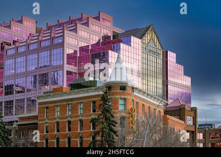 Ehemaliges Alberta Hotel, historisches Gebäude neben dem modernen Canada Place, Edmonton, Alberta, Kanada Stockfoto