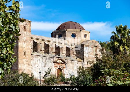 Die unvollendete Kirche im neoklassizistischen Stil, auch bekannt als Neuer Friedhof oder Friedhof in der Stadt Castaño del Robledo, Sierra de Aracena, in den Huelva Bergen Stockfoto