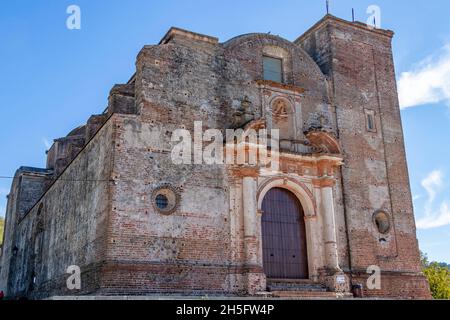 Die unvollendete Kirche im neoklassizistischen Stil, auch bekannt als Neuer Friedhof oder Friedhof in der Stadt Castaño del Robledo, Sierra de Aracena, in den Huelva Bergen Stockfoto