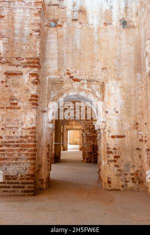 Huelva, Spanien - 5. November 2021: Im Inneren der unvollendeten Kirche, im neoklassischen Stil, auch bekannt als Neuer Friedhof in der Stadt Castaño del Rob Stockfoto