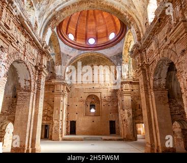 Huelva, Spanien - 5. November 2021: Die unvollendete Kirche, im neoklassischen Stil, auch bekannt als Neuer Friedhof oder in der Stadt Castaño del Robledo, Sier Stockfoto