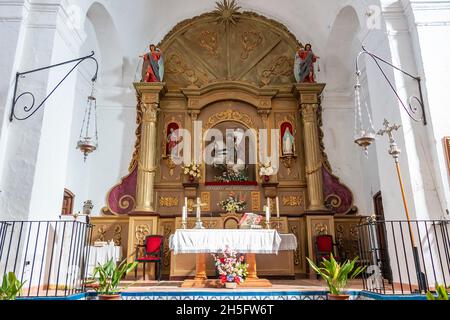 Huelva, Spanien - 5. November 2021: Hauptaltar und Altarbild der Kirche von Santiago el Mayor, mit Santiago Matamoros, in Castaño del Robledo, Sier Stockfoto