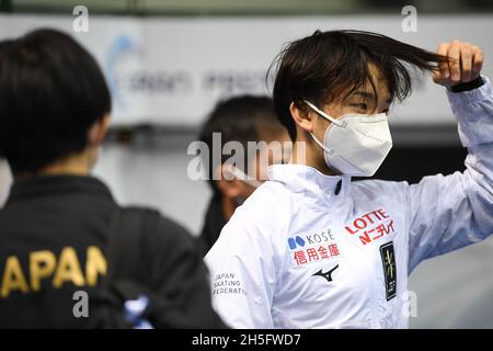 Kazuki TOMONO und Yuma KAGIYAMA aus Japan während des Trainings beim ISU Grand Prix of Figure Skating - Gran Premio d'Italia, in Palavela, am 4. November 2021 in Turin, Italien. Quelle: Raniero Corbelletti/AFLO/Alamy Live News Stockfoto